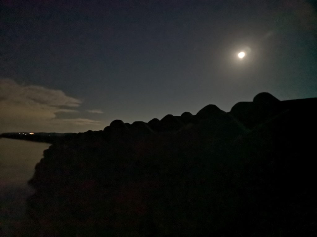 月と夜空とテトラポットと海面(2018.11)