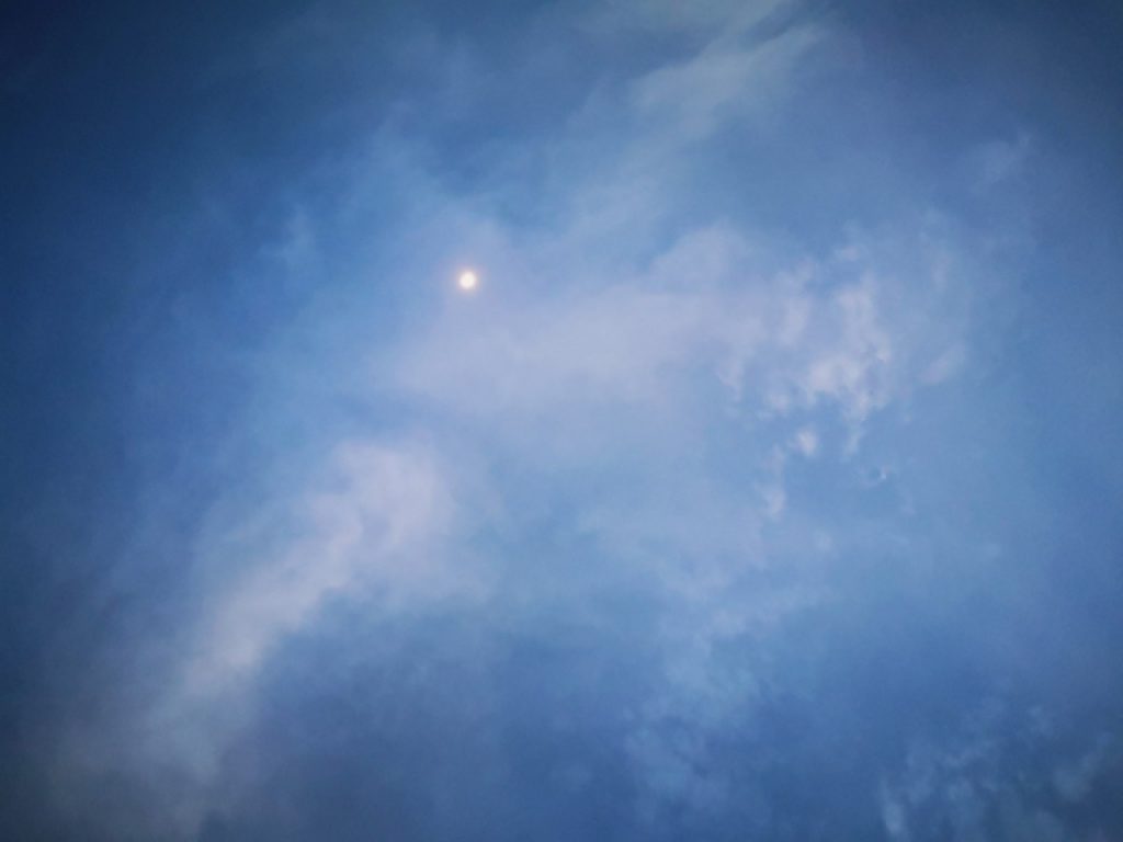 朝マヅメにシーバス４本釣った日の空と月と雲（2019.10)