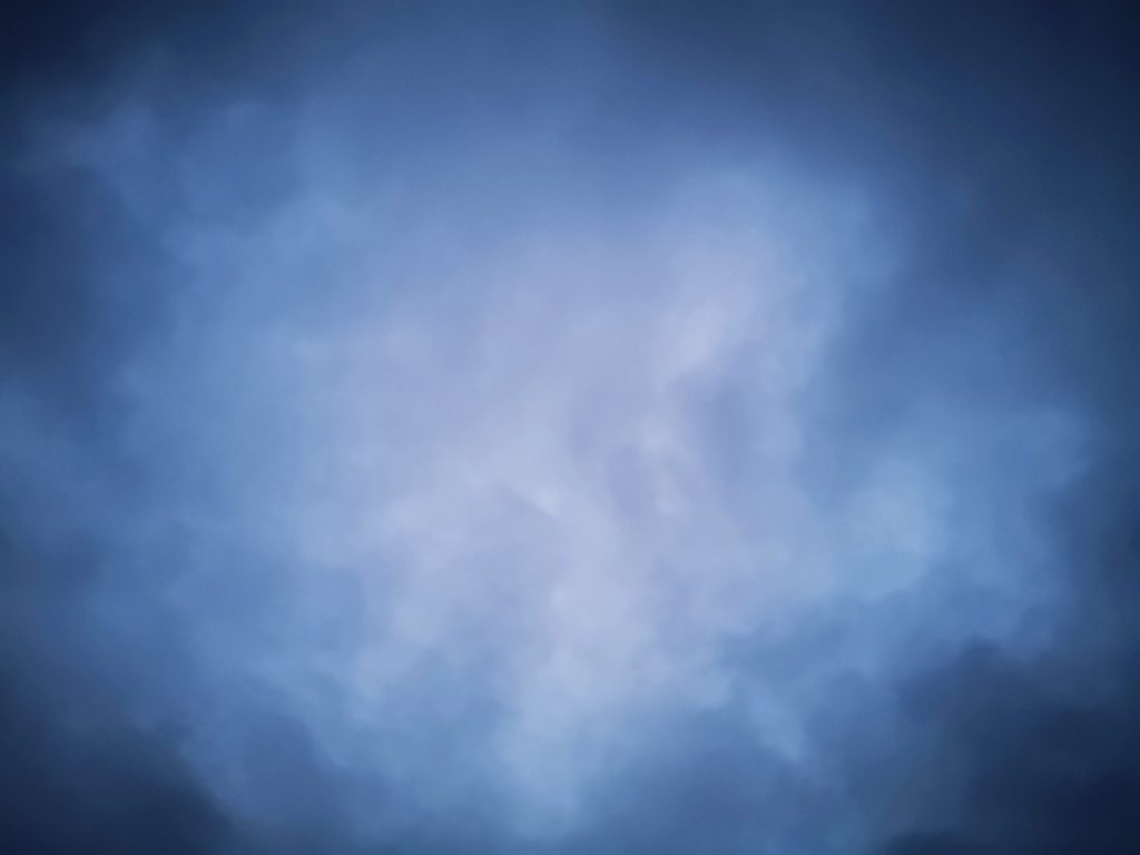 雨上がりの朝マヅメにメッキ10枚釣った時の曇り空(2019.10)