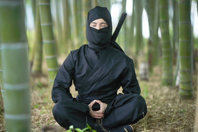 竹林で瞑想する忍者