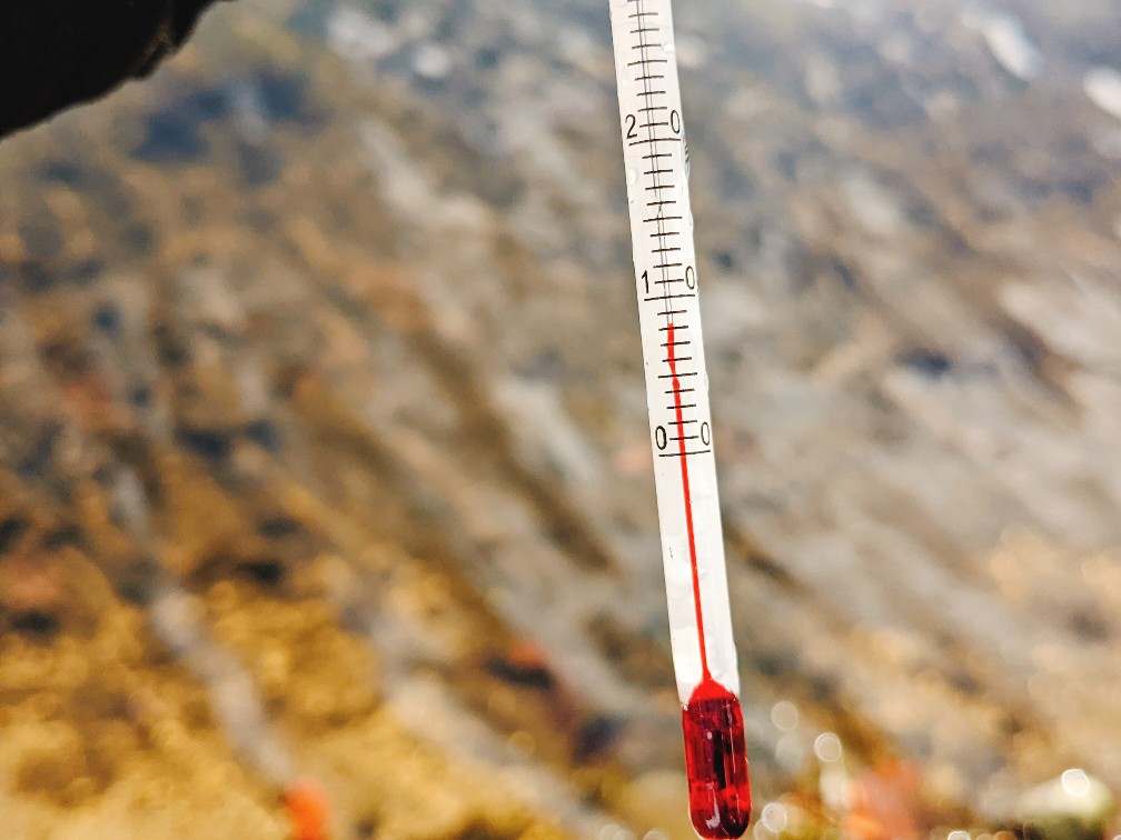 白河フォレストスプリングスのファーストポンド水温8度(2021.120