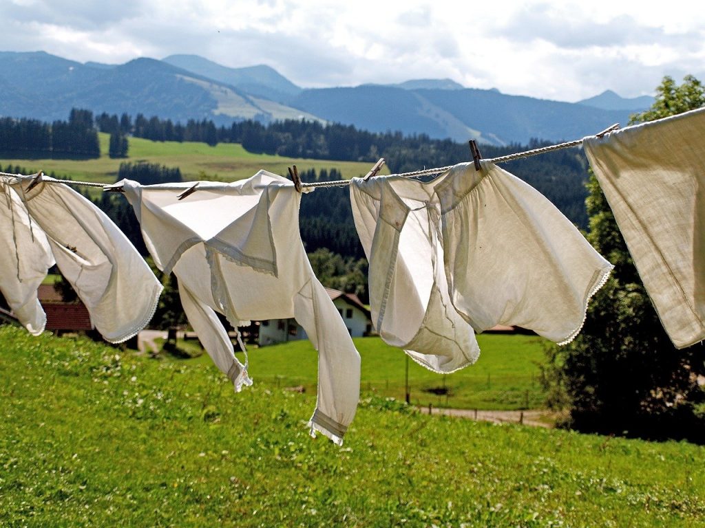 山の見える草原に干された洗濯物